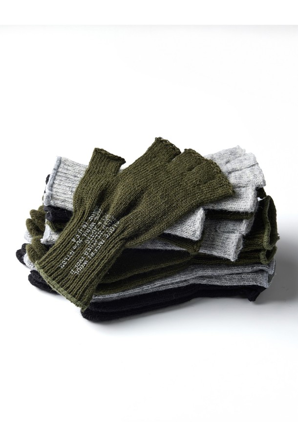 밀리터리 스타일의 핑거리스 장갑으로, 올리브 컬러가 특징입니다. 울과 아크릴 혼방 소재로 제작되어 부드러운 촉감과 뛰어난 보온성을 제공하며, 가을과 겨울철에 착용하기 좋습니다. 손가락 부분이 오픈되어 활동성을 높였으며, 등산룩, 캠핑룩, 캐주얼, 워크웨어, 미니멀 스타일 등 다양한 TPO와 스타일에 매치하기 좋습니다. 무지 디자인으로 어떤 스타일에도 쉽게 코디할 수 있는 실용적인 아이템입니다.
