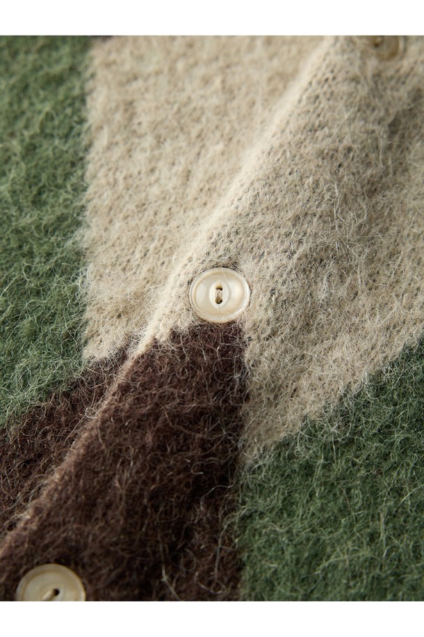 알파카 아가일 가디건 - 올리브는 가을, 겨울 시즌에 어울리는 남녀 공용 의류입니다. 클래식하고 캐주얼한 스타일을 연출하며, 레귤러핏과 V넥 디자인으로 편안한 착용감을 제공합니다. 부드러운 촉감의 알파카 소재로 제작되었으며, 두꺼운 두께감으로 따뜻함을 더합니다. 아가일 패턴과 긴소매, 버튼 여밈 방식의 카디건으로, 출근룩이나 모임룩 등 다양한 TPO에 활용할 수 있습니다. 올리브, 브라운, 베이지 세 가지 색상으로 만나보세요.
