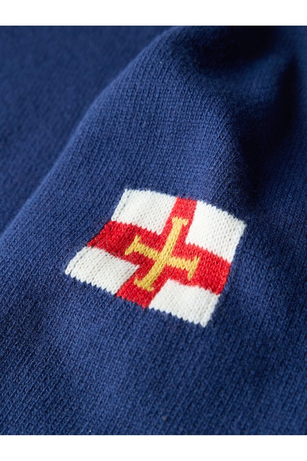 슈퍼 파인 메리노울 새들 스웨터 - 미드나잇 블루는 부드러운 촉감의 메리노울 소재로 제작된 레귤러핏 라운드넥 긴소매 스웨터입니다. 가을, 겨울 시즌에 어울리는 베이직하고 클래식한 스타일로, 일상복뿐만 아니라 출근룩으로도 활용 가능합니다. 얇은 두께감으로 편안한 착용감을 선사하며, 미니멀하고 캐주얼한 스타일을 연출하기 좋습니다. 특히, 영국 국기 패치 디테일이 포인트로 더해져 세련된 느낌을 줍니다.
