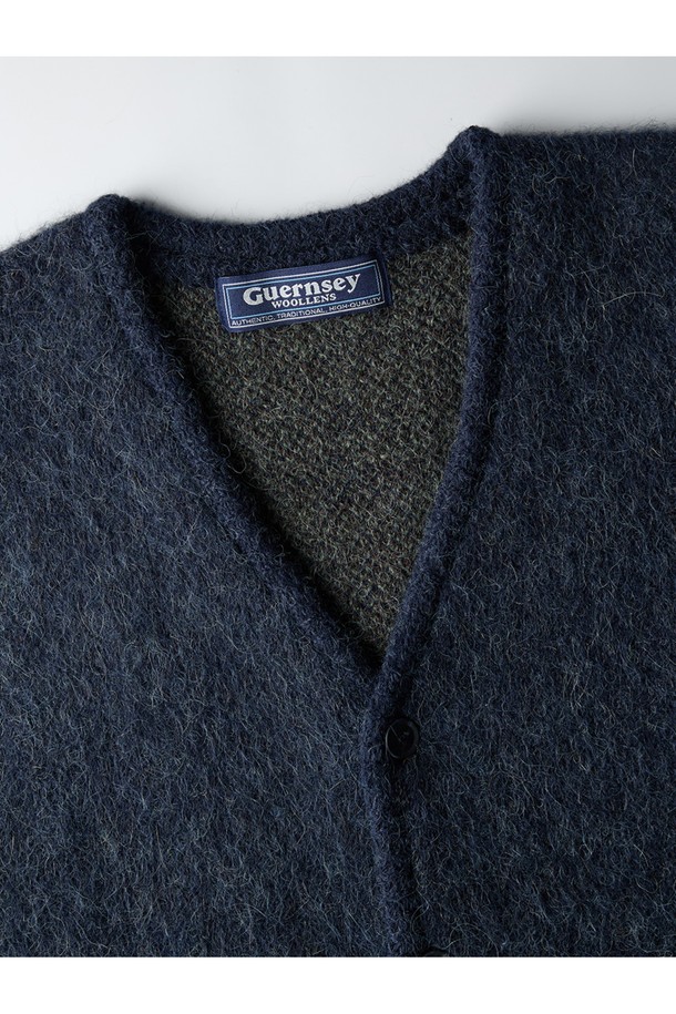 알파카 브이넥 가디건 - 네이비는 부드러운 촉감과 두꺼운 두께로 따뜻함을 선사하는 가을, 겨울용 상의입니다. 베이직하고 클래식한 스타일을 연출하며, 레귤러 핏으로 편안하게 착용 가능합니다. 긴 소매와 무지 패턴, 버튼 여밈 디테일이 특징이며, 출근룩, 오피스룩, 모임룩 등 다양한 TPO에 활용할 수 있습니다. 고급스러운 알파카 소재로 제작되어 미니멀하면서도 세련된 스타일을 완성합니다. 브이넥 디자인으로 답답함 없이, 다양한 이너와 레이어드하여 클래식한 무드를 연출해보세요.
