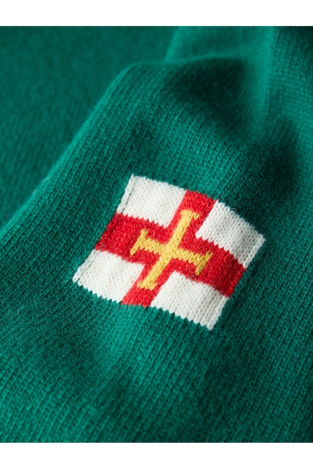 보틀 그린 컬러의 슈퍼 파인 메리노울 새들 스웨터입니다. 부드러운 촉감의 메리노울 소재로 제작되어 가을, 겨울철 따뜻하게 착용할 수 있습니다. 베이직하고 클래식한 스타일로, 출근룩과 비즈니스 캐주얼에 활용하기 좋습니다. 레귤러 핏에 라운드넥 디자인이며, 새들 디테일이 포인트로 더해졌습니다. 긴 소매 기장의 두꺼운 두께감으로 포근함을 선사합니다.
