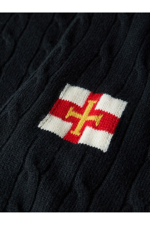 슈퍼 파인 메리노울 케이블 스웨터 - 블랙은 고급 메리노울 소재로 제작되어 부드러운 촉감을 선사하는 남녀 공용 스웨터입니다. 가을, 겨울 시즌에 어울리며, 베이직하고 클래식한 스타일로 다양한 룩에 활용하기 좋습니다. 레귤러 핏에 라운드넥 디자인, 긴소매 기장으로 편안한 착용감을 제공하며, 두꺼운 두께감으로 따뜻하게 입을 수 있습니다. 특히, 케이블 패턴이 돋보여 미니멀하면서도 세련된 분위기를 연출하며 출근룩에도 적합합니다.
