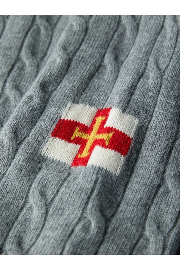 부드러운 촉감의 프리미엄 메리노울 소재로 제작된 슈퍼 파인 메리노울 케이블 스웨터 - 그레이입니다. 가을과 겨울, 데일리룩과 비즈니스 캐주얼에 모두 잘 어울리는 베이직하고 클래식한 스타일의 라운드넥 스웨터입니다. 촘촘한 케이블 니트 패턴과 레귤러핏 디자인으로, 어떤 옷에도 매치하기 쉬워 활용도가 높습니다. 톤 다운된 그레이 컬러는 고급스러운 분위기를 더하며, 긴 소매 기장으로 따뜻하게 착용할 수 있습니다. 

