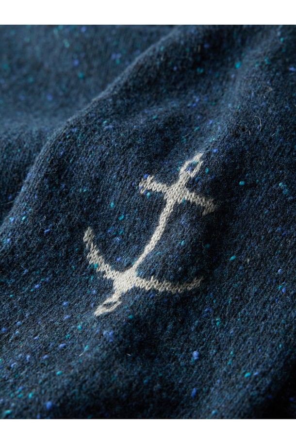 네프사 새들 스웨터 - 네이비는 캐주얼, 클래식, 미니멀 스타일을 아우르는 공용 스웨터입니다. 가을과 겨울에 어울리는 두꺼운 두께감의 울 소재로 제작되어 부드러운 촉감을 선사하며, 라운드 넥과 긴 소매 디자인이 특징입니다. 베이직한 무지 패턴과 레귤러핏으로 다양한 스타일에 매치하기 용이하며, 어깨 장식 디테일이 포인트로 더해졌습니다. 네이비 컬러의 크롭 기장 상의로, 일상에서 편안하고 세련된 스타일을 연출할 수 있습니다.
