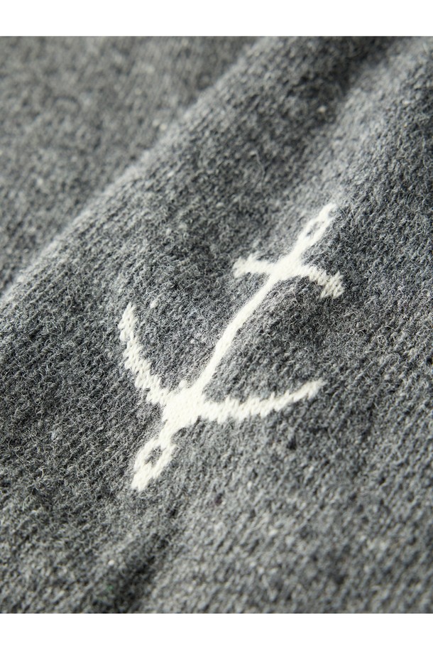 네프사 새들 스웨터 - 차콜은 울 소재로 제작되어 부드러운 촉감을 자랑하는 남녀 공용 스웨터입니다. 톤 다운된 차콜 컬러와 베이직한 디자인으로, 캐주얼 및 클래식, 미니멀 스타일 모두 소화 가능하며 출근룩으로도 활용하기 좋습니다. 레귤러 핏에 라운드넥 디자인, 긴 소매 기장으로 제작되었으며, 두꺼운 두께감으로 가을, 겨울 시즌에 따뜻하게 착용할 수 있습니다. 앵커 로고 자수 디테일이 포인트로 더해져 세련된 느낌을 선사합니다.
