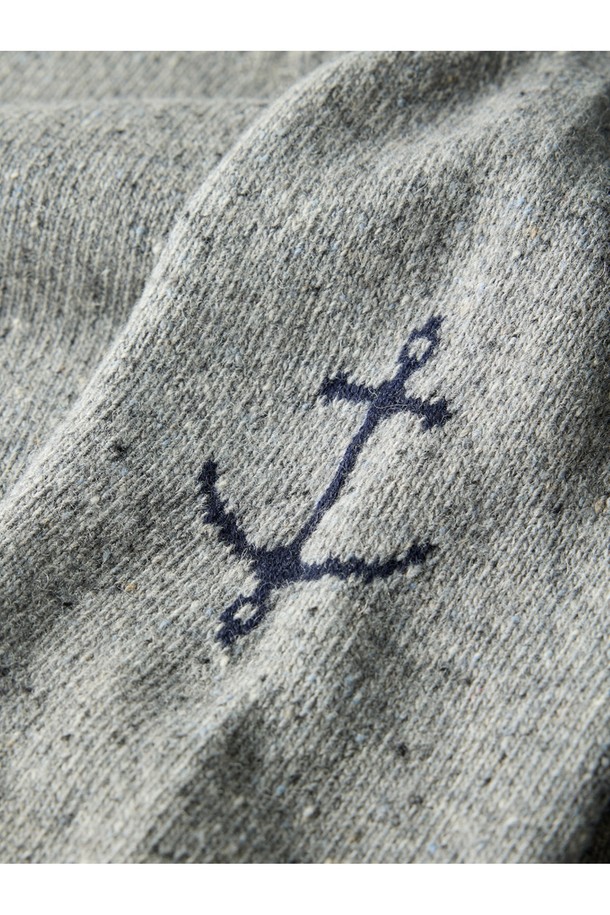 네프사 새들 스웨터 - 그레이는 가을, 겨울 시즌에 어울리는 공용 니트/스웨터입니다. 부드러운 울 소재로 제작되어 포근한 착용감을 선사하며, 레귤러핏과 라운드넥 디자인으로 편안한 착용감을 제공합니다. 베이직하고 캐주얼한 스타일에 무지 패턴의 그레이 컬러가 더해져 어떤 룩에도 잘 어울립니다. 출근룩, 캐주얼, 클래식, 미니멀 스타일 연출에 적합하며, 심플한 자수 디테일이 포인트로 더해졌습니다. 두꺼운 두께감으로 따뜻함을 유지하며, 긴 소매 기장으로 간결한 맵시를 더합니다.
