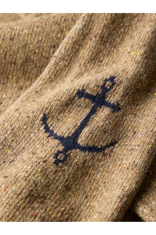 네프사 새들 스웨터 - 피넛은 부드러운 촉감의 울 소재로 제작된 공용 스웨터입니다. 가을, 겨울 시즌에 어울리는 두꺼운 두께감과 레귤러핏으로 편안하게 착용 가능합니다. 라운드넥 디자인에 앵커 자수 디테일이 포인트로 더해져 캐주얼하면서도 베이직한 스타일을 연출합니다. 데이트룩, 캐주얼, 클래식, 미니멀 스타일을 즐겨 입는 분들께 추천하며, 피넛 브라운 컬러가 따뜻하고 포근한 분위기를 선사합니다. 크롭 기장으로 세련된 핏을 완성합니다.
