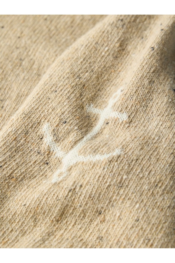 네프사 새들 스웨터 - 베이지는 가을과 겨울, 일상과 출근룩에 모두 잘 어울리는 공용 스웨터입니다. 부드러운 울 소재로 제작되어 따뜻하고 포근한 착용감을 선사하며, 레귤러 핏과 라운드넥 디자인으로 편안한 착용감을 제공합니다. 베이직, 캐주얼, 클래식, 미니멀 스타일을 추구하는 분들께 추천하며, 앵커 자수 디테일이 포인트로 더해져 밋밋함을 덜어줍니다. 두꺼운 두께감과 긴 소매 기장으로 추운 날씨에도 따뜻하게 입을 수 있습니다.
