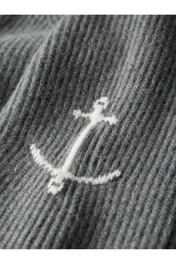 그레이 컬러의 디테쳐블 패딩 후드 헤비 집업 스웨터입니다. 넉넉한 두께감의 울 소재로 제작되어 가을과 겨울에 따뜻하게 착용할 수 있습니다. 후드는 탈부착이 가능하여 다양한 스타일 연출이 용이하며, 레귤러 핏으로 편안한 착용감을 제공합니다. 캐주얼, 스포티, 미니멀 스타일을 즐겨 입는 분들께 추천하며, 출근룩과 캠핑룩 등 다양한 TPO에 활용할 수 있습니다. 무지 디자인으로 어떤 옷에도 잘 어울리며, 부드러운 촉감의 패딩 안감으로 포근함을 더했습니다.
