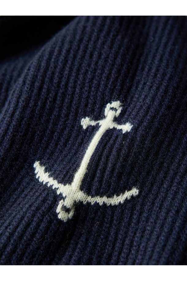 네이비 컬러의 디테쳐블 패딩 후드 헤비 집업 스웨터입니다. 쌀쌀한 가을과 추운 겨울철, 캐주얼하고 스포티한 스타일을 연출하기에 적합합니다. 레귤러 핏에 긴 소매 기장으로 제작되었으며, 두꺼운 두께감의 니트 소재와 패딩 안감으로 보온성을 높였습니다. 탈부착 가능한 후드 디자인으로, 출근룩이나 캠핑룩 등 다양한 TPO에 맞춰 활용할 수 있습니다. 무지 패턴으로 미니멀한 스타일 연출에도 용이합니다.
