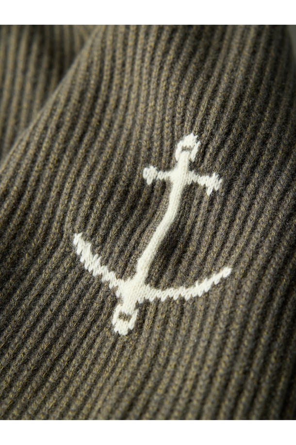 올리브 색상의 디테쳐블 패딩 후드 헤비 집업 스웨터입니다. 넉넉한 두께감의 니트 소재와 레귤러핏으로 제작되어 캐주얼하고 스포티한 스타일을 연출합니다. 탈부착 가능한 후드와 집업 여밈 방식으로 편안하게 착용할 수 있으며, 안감은 패딩으로 처리되어 가을, 겨울철 따뜻함을 선사합니다. 무지 디자인으로 다양한 룩에 활용하기 좋으며, 일상복으로 적합합니다. 긴소매 기장으로 보온성을 높였습니다.
