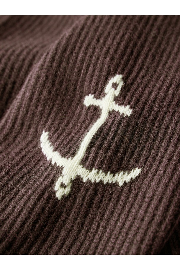 브리티쉬 립 투웨이 집업 스웨터 - 브라운은 가을과 겨울, 당신의 일상에 클래식하고 베이직한 무드를 더해줄 아이템입니다. 부드러운 울 소재로 제작되어 포근한 착용감을 선사하며, 레귤러 핏으로 편안하게 착용할 수 있습니다. 앵커(닻) 자수 디테일이 돋보이며, 투웨이 지퍼와 긴소매 디자인으로 실용성을 높였습니다. 출근룩, 모임룩, 데이트룩 등 다양한 TPO에 활용할 수 있으며, 클래식, 미니멀, 캐주얼 스타일 모두 소화 가능합니다. 두꺼운 두께감으로 따뜻함을 더했습니다.
