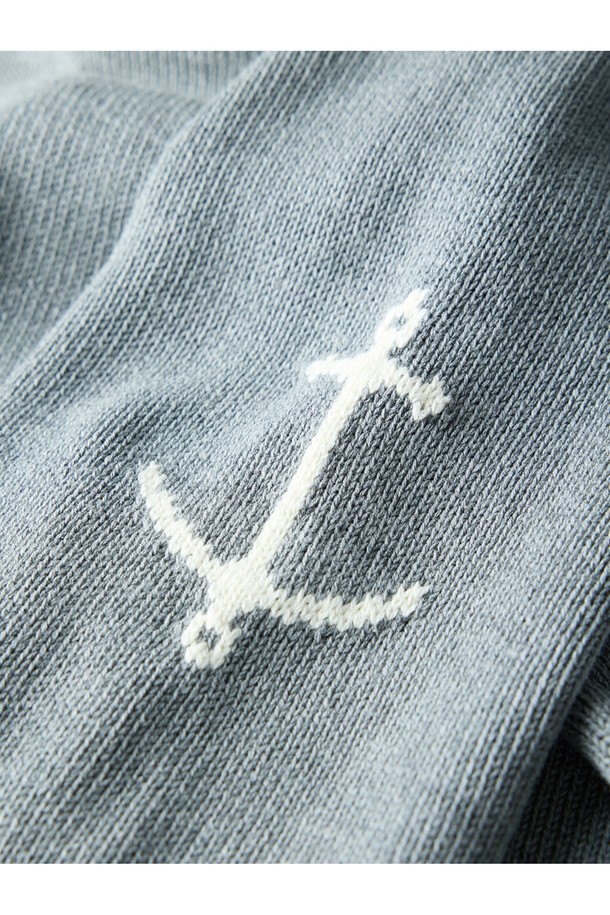 부드러운 촉감의 헤비 코튼 소재로 제작된 멜란지 그레이 컬러의 터틀넥 스웨터입니다. 넉넉한 두께감과 레귤러핏으로 편안한 착용감을 선사하며, 가을과 겨울 시즌에 따뜻하게 입을 수 있습니다. 베이직하고 캐주얼한 스타일로, 다양한 룩에 활용하기 좋습니다. 출근룩과 모임룩 모두에 잘 어울리며, 앵커 로고 자수 디테일이 포인트로 더해졌습니다. 미니멀, 캐주얼, 클래식 스타일을 즐겨 입는 분들께 추천합니다.
