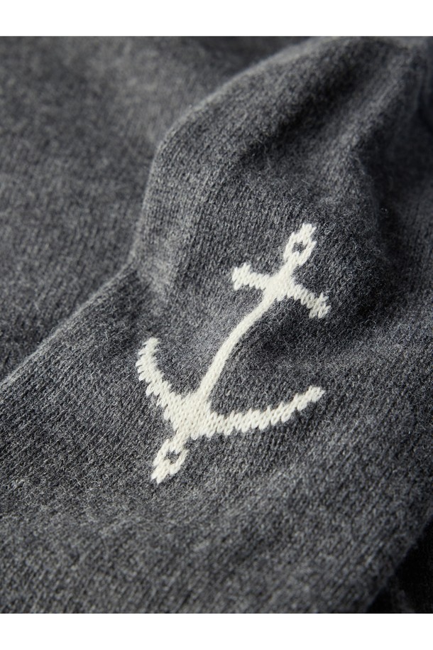 부드러운 촉감의 슈퍼 파인 메리노울 소재로 제작된 차콜 컬러의 터틀넥 스웨터입니다. 얇은 두께감으로 가을, 겨울철에 착용하기 좋으며, 레귤러핏 디자인으로 편안한 착용감을 선사합니다. 베이직하고 캐주얼한 스타일로 출근룩, 모임룩 등 다양한 TPO에 활용 가능합니다. 앵커 자수 디테일이 포인트로 더해져 클래식하고 미니멀한 무드를 연출합니다. 긴 소매 기장의 레귤러 기장 상의로, 데일리룩에 활용하기 좋은 아이템입니다.
