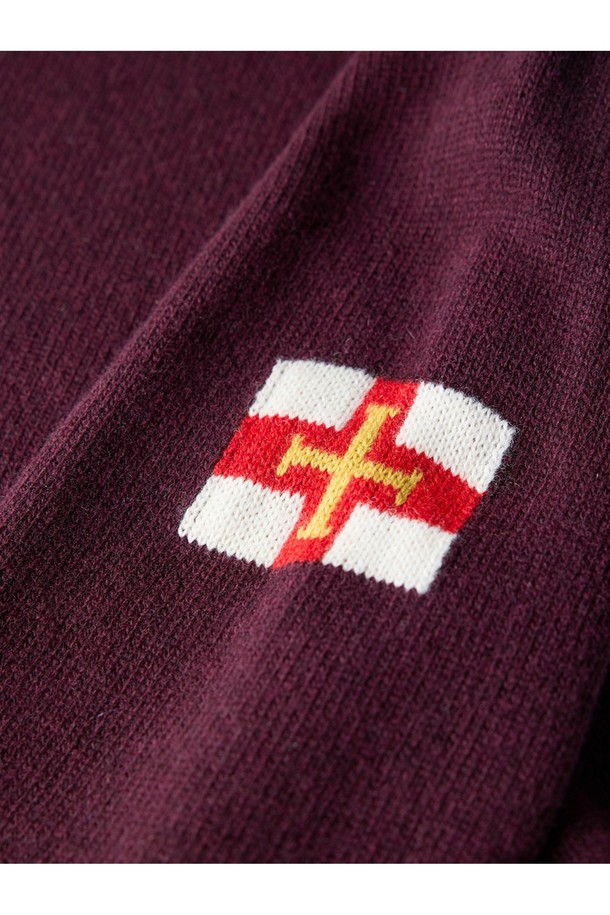 **슈퍼 파인 메리노울 새들 스웨터 - 버건디**는 가을과 겨울, 데일리룩과 출근룩에 모두 잘 어울리는 베이직하고 클래식한 스타일의 니트 스웨터입니다. 부드러운 촉감의 메리노울 소재로 제작되어 따뜻하고 편안한 착용감을 선사하며, 레귤러 핏과 라운드넥 디자인으로 어떤 스타일에도 쉽게 매치할 수 있습니다. 특히 어깨 부분의 새들 디테일이 은은한 포인트를 더합니다. 버건디 컬러는 세련된 분위기를 연출하며, 두꺼운 두께감으로 겨울철에도 따뜻하게 입을 수 있습니다. 긴 소매 기장으로 더욱 포근한 느낌을 줍니다.
