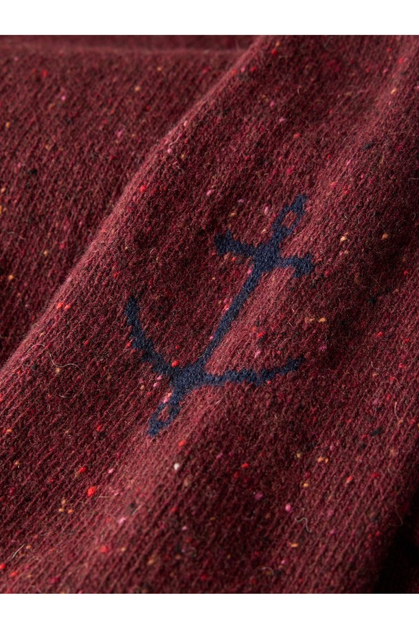 네프사 새들 스웨터 - 버건디는 울과 아크릴 혼방 소재로 제작되어 부드러운 촉감과 따뜻함을 선사합니다. 라운드넥과 레귤러핏 디자인으로 베이직하면서도 캐주얼한 스타일을 연출하며, 가을과 겨울에 활용하기 좋습니다. 두께감이 있는 긴소매 스웨터로, 로고 디테일이 은은하게 포인트를 더합니다. 버건디 컬러는 클래식하고 미니멀한 무드를 자아내 일상복으로 활용하기 좋습니다.
