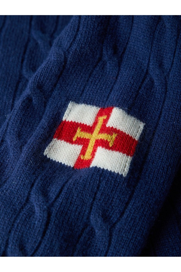 슈퍼 파인 메리노울 케이블 스웨터 - 미드나잇 네이비는 부드러운 촉감의 슈퍼 파인 울 소재로 제작되어 가을, 겨울 시즌에 따뜻함을 선사합니다. 베이직하고 클래식한 스타일의 라운드넥 디자인에, 레귤러핏으로 편안하게 착용 가능합니다. 미드나잇 네이비 컬러와 케이블 패턴이 돋보이며, 출근룩, 비즈니스 캐주얼, 모임룩 등 다양한 TPO에 활용하기 좋습니다. 클래식, 미니멀, 캐주얼 스타일을 즐겨 입는 분들께 추천합니다. 긴 소매 기장의 레귤러 기장 스웨터입니다.
