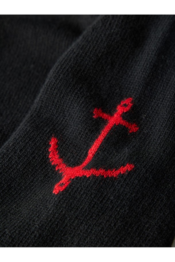 슈퍼 파인 메리노울 터틀넥 스웨터 - 블랙은 부드러운 촉감의 슈퍼 파인 울 소재로 제작되어 가을과 겨울에 따뜻하게 착용하기 좋습니다. 베이직하고 미니멀한 스타일로, 일상복으로 활용하기 좋은 아이템입니다. 레귤러 핏에 긴 소매 기장, 터틀넥 디자인으로 세련된 느낌을 더했습니다. 무지 패턴의 블랙 컬러로 어떤 하의와도 쉽게 매치할 수 있어 활용도가 높습니다.
