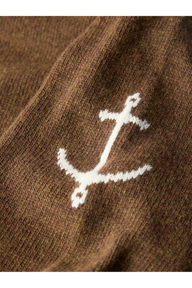 슈퍼 파인 메리노울 터틀넥 스웨터 - 브라운은 부드러운 촉감의 메리노울 소재로 제작되어 가을과 겨울에 따뜻하게 착용하기 좋습니다. 베이직하고 클래식한 스타일로 다양한 룩에 활용할 수 있으며, 레귤러 핏으로 편안한 착용감을 선사합니다. 긴 소매와 터틀넥 디자인이 특징이며, 두꺼운 두께감으로 보온성을 높였습니다. 가슴 부분에는 앵커 로고 자수가 포인트로 더해져 미니멀하면서도 세련된 느낌을 줍니다.
