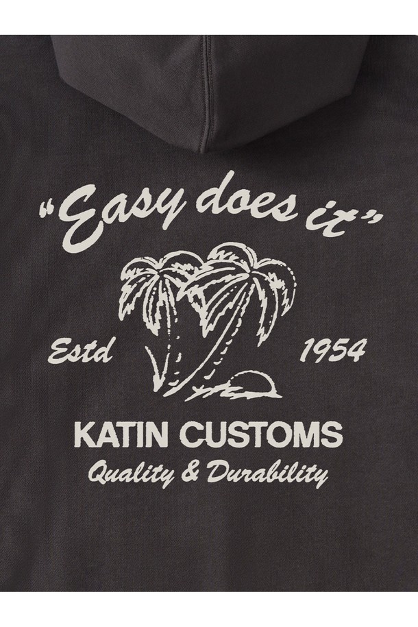 써즈 후드티 - 블랙 워시: 캐주얼, 스트릿 스타일을 아우르는 써즈 후드티입니다. 면 소재로 제작되어 부드러운 촉감을 선사하며, 봄, 가을, 겨울 세 계절 모두 활용 가능합니다. 레귤러핏으로 편안하게 착용 가능하며, 로고와 프린트 무늬가 돋보입니다. 워싱 가공으로 빈티지한 멋을 더했고, 캠핑룩이나 산책룩에 잘 어울립니다.
