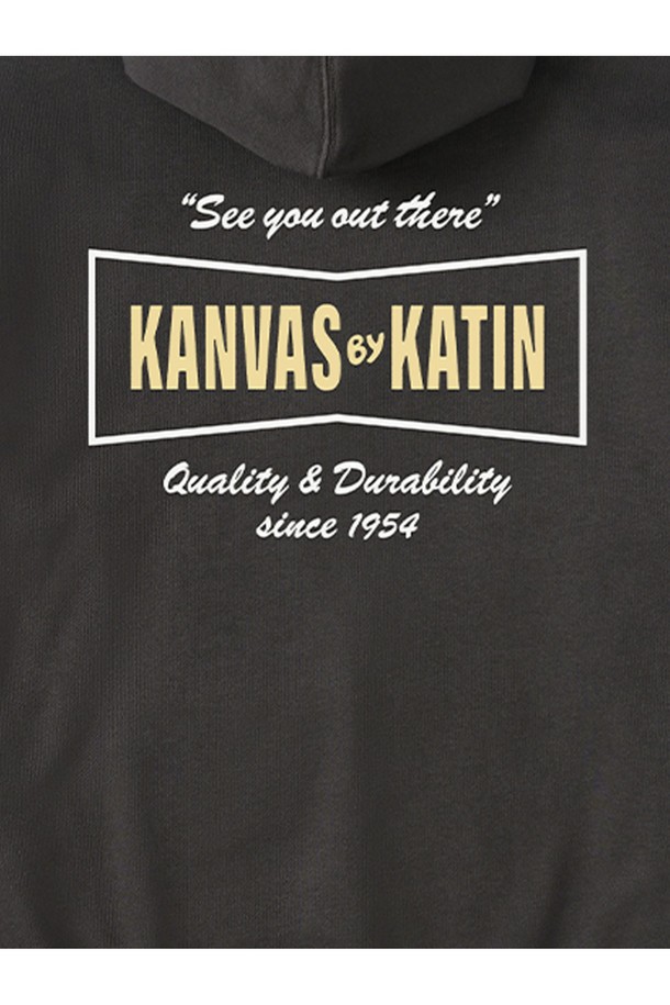 액슬 후드집업 - 블랙 워시는 캐주얼, 스트리트, 미니멀 스타일을 모두 아우르는 공용 후드집업입니다. 부드러운 면 소재로 제작되어 편안한 착용감을 선사하며, 두꺼운 두께감으로 봄, 가을, 겨울 시즌에 활용하기 좋습니다. 레귤러핏으로 제작되었으며, 블랙 워시 컬러와 무지 디자인으로 어떤 스타일에도 쉽게 매치할 수 있습니다. 긴 소매와 후드 디자인, 집업 여밈 방식으로 실용성을 더했습니다. 일상에서 편안하게 즐겨 입을 수 있는 데일리 아이템입니다.
