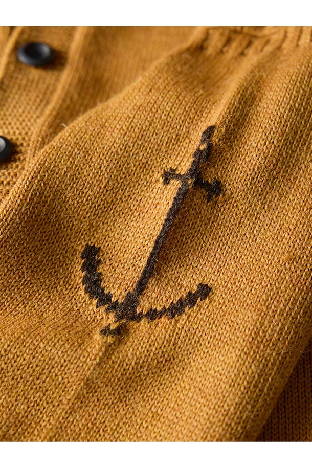 피셔맨 홀가먼트 가디건 - 카멜은 부드러운 울 소재로 제작되어 가을, 겨울 시즌 따뜻하게 착용할 수 있는 두꺼운 두께의 긴소매 가디건입니다. 라운드넥 디자인에 버튼 여밈 방식으로 편안하게 입고 벗을 수 있으며, 넉넉한 레귤러핏으로 제작되어 활동성을 높였습니다. 캐주얼, 클래식, 미니멀 스타일 모두 소화 가능하며, 홀가먼트 패턴과 카멜 컬러가 세련된 분위기를 연출합니다. 데일리룩에 포인트가 되어줄 포켓 디테일까지 갖춘 실용적인 아이템입니다.
