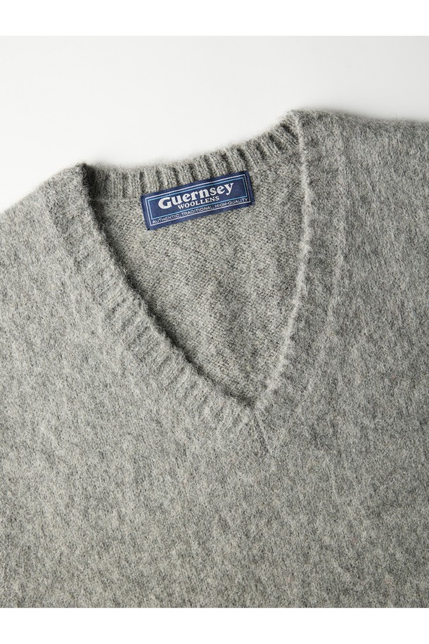 부드러운 셔틀랜드울 소재의 브이넥 베스트입니다. 브러쉬드 가공으로 포근한 촉감을 살렸으며, 톤 다운된 그레이 컬러가 세련된 분위기를 자아냅니다. 가을, 겨울 시즌에 활용하기 좋으며, 레귤러핏으로 제작되어 편안한 착용감을 선사합니다. 베이직하고 클래식한 디자인으로 출근룩, 오피스룩, 모임룩 등 다양한 TPO에 활용 가능합니다. 미니멀한 스타일을 즐기는 분들께 추천합니다.
