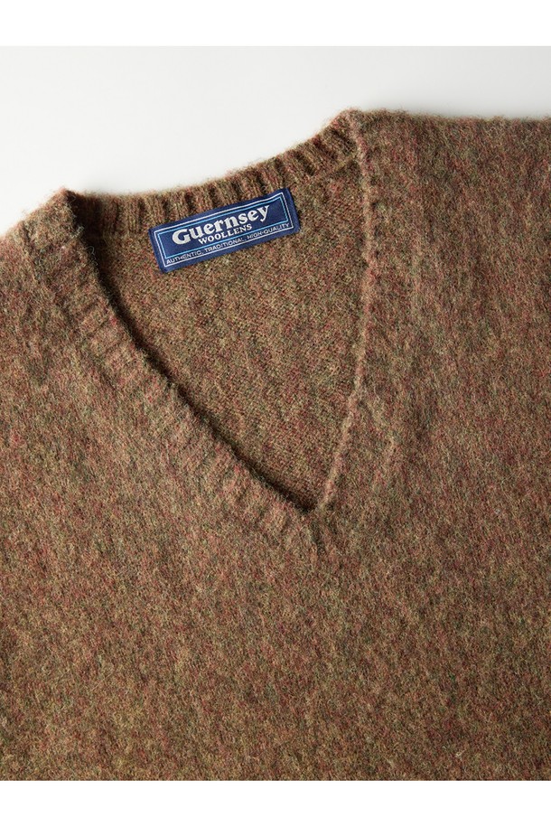 **셔틀랜드울 브이넥 베스트 - 브러쉬드 브라운**

부드러운 촉감의 셔틀랜드 울 소재로 제작된 브러쉬드 브라운 컬러의 브이넥 베스트입니다. 가을, 겨울 시즌에 어울리는 두꺼운 두께감으로 따뜻하게 착용할 수 있습니다. 레귤러핏으로 제작되어 편안한 착용감을 제공하며, 베이직하고 클래식한 스타일을 연출합니다. 출근룩, 오피스룩, 모임룩 등 다양한 TPO에 활용 가능하며, 미니멀하고 클래식한 스타일을 선호하는 분들께 추천합니다. 민소매 디자인으로 레이어드하여 세련된 스타일을 완성해 보세요.
