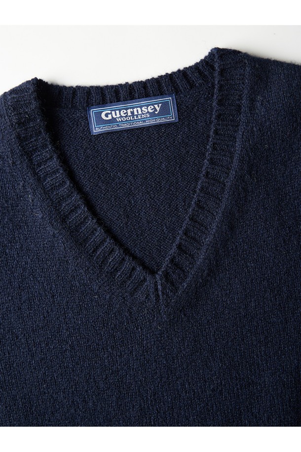 네이비 컬러의 셔틀랜드울 브이넥 베스트입니다. 셔틀랜드울 소재로 제작되어 부드러운 촉감과 두꺼운 두께감으로 가을, 겨울철 따뜻하게 착용하기 좋습니다. 베이직하고 클래식한 디자인으로 출근룩, 비즈니스 캐주얼, 모임룩 등 다양한 TPO에 활용할 수 있습니다. 레귤러핏으로 제작되었으며, 민소매 디자인으로 이너와 레이어드하여 미니멀하면서도 세련된 스타일을 연출할 수 있습니다. 무지 디자인의 브이넥 베스트로, 어떤 옷에도 잘 어울려 활용도가 높습니다.
