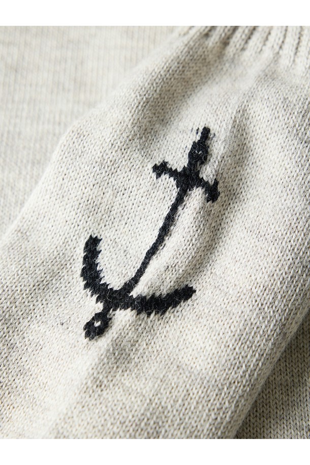 가을과 겨울에 어울리는 크루넥 홀가먼트 스웨터입니다. 울 소재로 제작되어 부드러운 촉감과 뛰어난 보온성을 제공하며, 두꺼운 두께감으로 포근하게 착용할 수 있습니다. 베이직하고 캐주얼한 스타일로, 일상에서 편안하게 즐겨 입기 좋습니다. 라이트 그레이 컬러와 심플한 디자인은 어떤 룩에도 잘 어울리며, 니트 패치 디테일로 포인트를 더했습니다. 레귤러핏으로 제작되어 편안한 착용감을 선사합니다.
