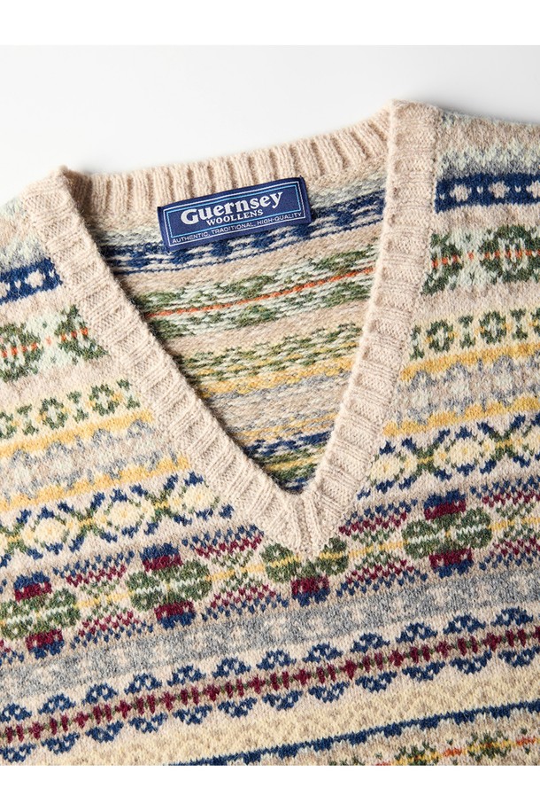 세인트피터 페어아일 브이넥 베스트 - 베이지는 가을, 겨울 시즌에 어울리는 울 소재의 니트 베스트입니다. 클래식하고 캐주얼한 무드를 동시에 연출하며, 레귤러핏과 레귤러 기장으로 편안한 착용감을 선사합니다. 페어아일 패턴과 브이넥 디자인이 특징이며, 출근룩과 모임룩, 그리고 미니멀한 스타일 연출에 적합합니다. 부드러운 촉감과 두꺼운 두께감으로 따뜻함을 더해줍니다. 베이지 컬러는 어떤 옷에도 잘 어울려 활용도가 높습니다.
