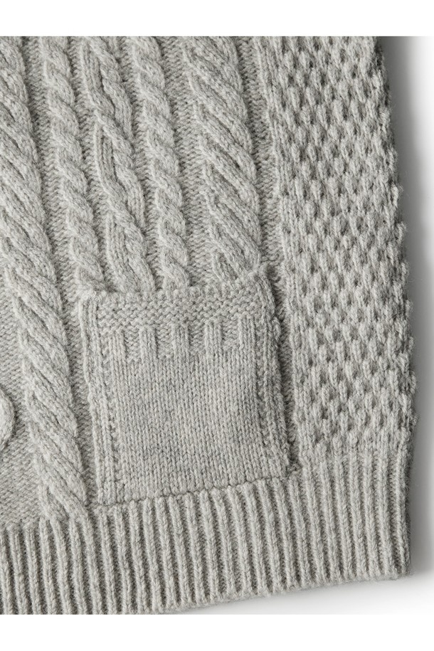 셔틀랜드울 아란 포켓 스웨터 - 라이트 그레이는 남성용 상의 니트/스웨터입니다. 가을, 겨울 시즌에 어울리며, 클래식하고 베이직한 스타일을 연출합니다. 레귤러핏 라운드넥 디자인에, 두꺼운 두께감과 부드러운 촉감의 울 소재로 제작되었습니다. 케이블 및 아란 패턴의 입체적인 질감과 포켓 디테일, 사시 봉제 방식이 특징이며, 풍부한 볼륨감과 뛰어난 보온성을 제공합니다. 데이트룩, 출근룩, 미니멀, 캐주얼 스타일 모두 소화 가능한 활용도 높은 아이템입니다.
