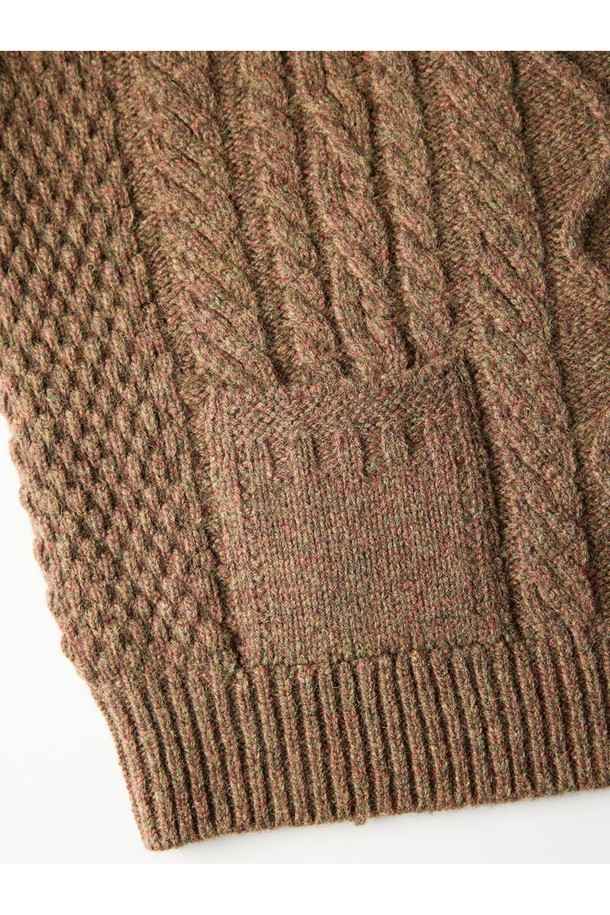 셔틀랜드울 아란 포켓 스웨터 - 모스 브라운은 클래식과 베이직 스타일을 추구하는 남성을 위한 겨울, 가을용 상의입니다. 두꺼운 두께감과 뻣뻣한 촉감, 보온 및 방풍 기능을 갖춘 이 스웨터는 일상과 출근룩, 모임룩에 적합합니다. 17세기 전통 편직 기법을 보존하여 제작되었으며, 전통적인 아란 니트 패턴과 포켓 디테일이 특징입니다. 링킹 기법으로 마감되었고, 아시아 체형에 맞는 사이즈로 제작되어 편안한 착용감을 선사합니다. 라운드넥, 긴소매, 레귤러핏의 레귤러 기장으로 디자인되었습니다.
