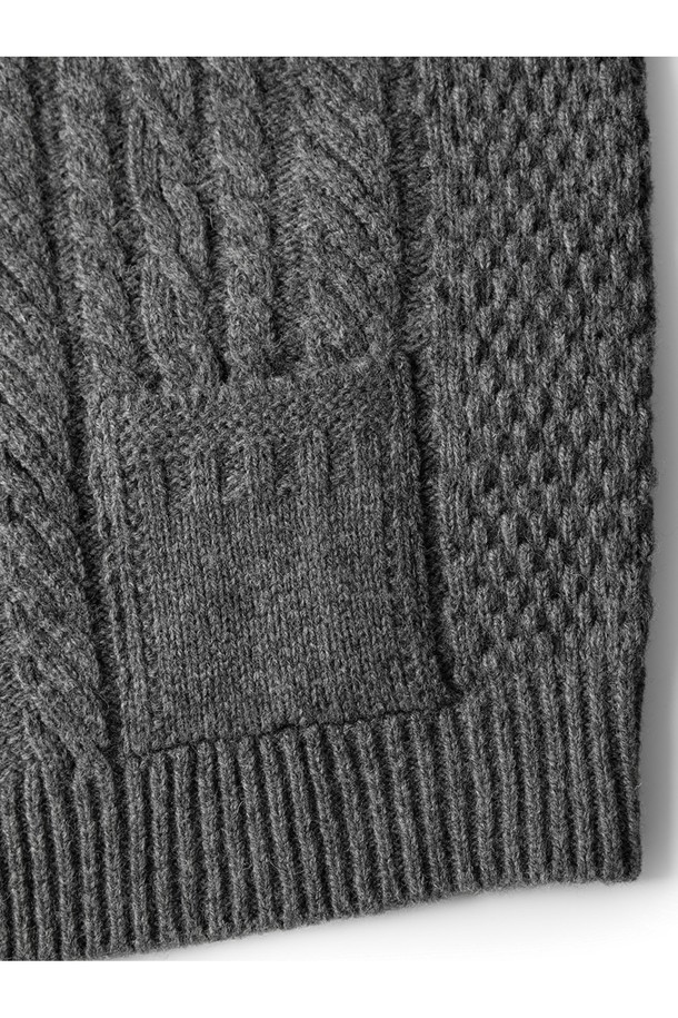 **[상품명: 셔틀랜드울 아란 포켓 스웨터 - 그레이]**

부드러운 촉감의 셔틀랜드울 소재로 제작된 아란 패턴의 포켓 스웨터입니다. 클래식한 무드의 이 스웨터는 가을과 겨울에 따뜻하게 착용하기 좋으며, 두꺼운 두께감으로 포근함을 더합니다. 긴 소매와 라운드넥 디자인으로 어떤 스타일에도 잘 어울리며, 입체적인 질감과 벌키한 짜임이 특징입니다. 전통적인 피셔맨 스타일을 현대적으로 재해석하여, 일상에서 편안하게 즐길 수 있는 아이템입니다. 그레이, 모스, 브라운, 라이트 그레이 등 다양한 컬러로 만나보세요.
