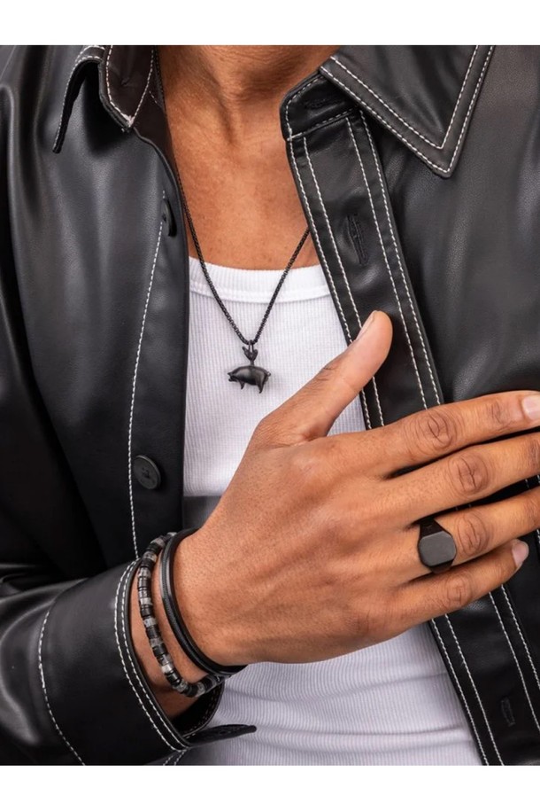 실버 색상의 펜던트 목걸이로, 미니멀, 클래식, 캐주얼한 스타일을 즐기는 분들께 추천합니다. 316L 스테인리스스틸 소재로 제작되어 일상생활뿐만 아니라 수상 스포츠 활동에도 적합하며, 내식성, 내구성, 내염성을 갖춰 변색 걱정 없이 착용할 수 있습니다. 60cm 길이의 체인에 브랜드 레터링 로고 펜던트가 더해져 세련된 포인트를 주며, 단독으로 착용하거나 다른 액세서리와 함께 레이어드하여 개성 있는 연출이 가능합니다. 고급스러운 우드 케이스 패키징으로 소장 가치를 높여 여행룩에 특별함을 더하세요.
