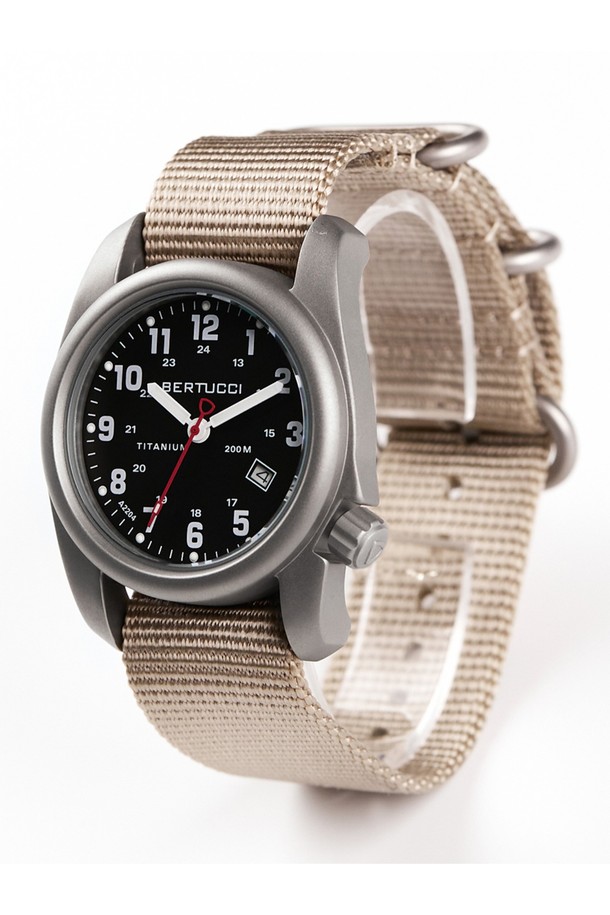 베르투치(Bertucci) A-2T 오리지널 클래식 티타늄 필드워치 12202는 남녀 모두 착용 가능한 시계입니다. 블랙과 베이지 컬러로 출시되었으며, 티타늄 소재를 사용하여 가볍고 내구성이 뛰어납니다. 아웃도어, 스포츠 활동은 물론 일상에서도 착용하기 좋으며, 30M, 50M, 200M 방수 기능과 야광, 내충격, 내스크래치 기능을 제공합니다. 밀리터리 및 클래식 스타일을 결합하여 여행룩, 미니멀, 워크웨어 스타일을 연출하기에 적합합니다. 인체공학적 디자인과 유니바디 구조, US 특허 디자인, 내열성, 내화학성, 내한성(-40°C) 등 극한 환경에서도 사용 가능한 시계입니다.
