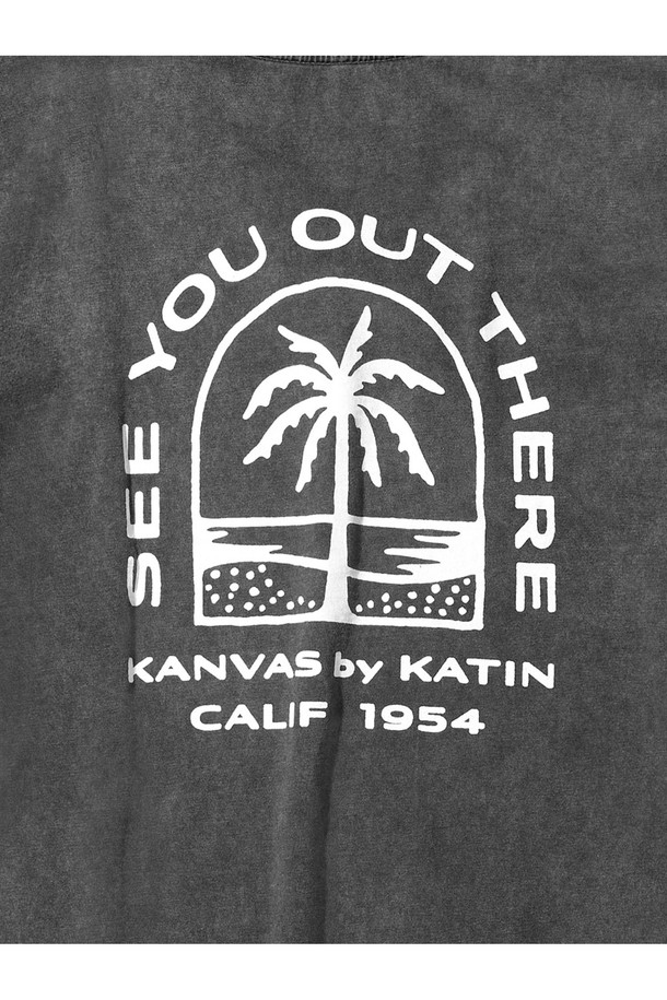 페세지 티셔츠 - 블랙 샌드 워시는 캘리포니아 해변의 야자수 프린팅과 "SEE YOU OUT THERE" 문구가 돋보이는 캐주얼 티셔츠입니다. 유기농 코튼 100% 소재로 제작되어 부드러운 촉감을 선사하며, 레귤러핏의 롱 기장으로 편안하게 착용할 수 있습니다. 라운드넥 디자인에 반소매, 블랙과 샌드 컬러 조합으로 다양한 스타일에 활용하기 좋으며, 백넥 테이프 특수 처리, 체인스티치 봉제, 프린트 나염 라벨 등의 섬세한 마감으로 완성도를 높였습니다.
