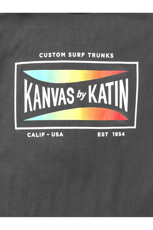 스크러버 티셔츠 - 피그먼트 블랙 워시는 오가닉 코튼 소재로 제작되어 부드러운 촉감과 뛰어난 내구성을 자랑하는 공용 반팔 티셔츠입니다. 캐주얼 및 스포티한 스타일을 연출하며, 레이어드하기 좋은 레귤러 기장감과 시그니처 문구 프린팅, 목 뒤 프린트 나염, 백넥 테이프, 체인스티치 봉제 디테일로 디자인의 완성도를 높였습니다. 봄, 여름 시즌 일상 및 서핑 활동 모두에 적합하며, 피그먼트 블랙 컬러로 어떤 스타일에도 자연스럽게 어울립니다.
