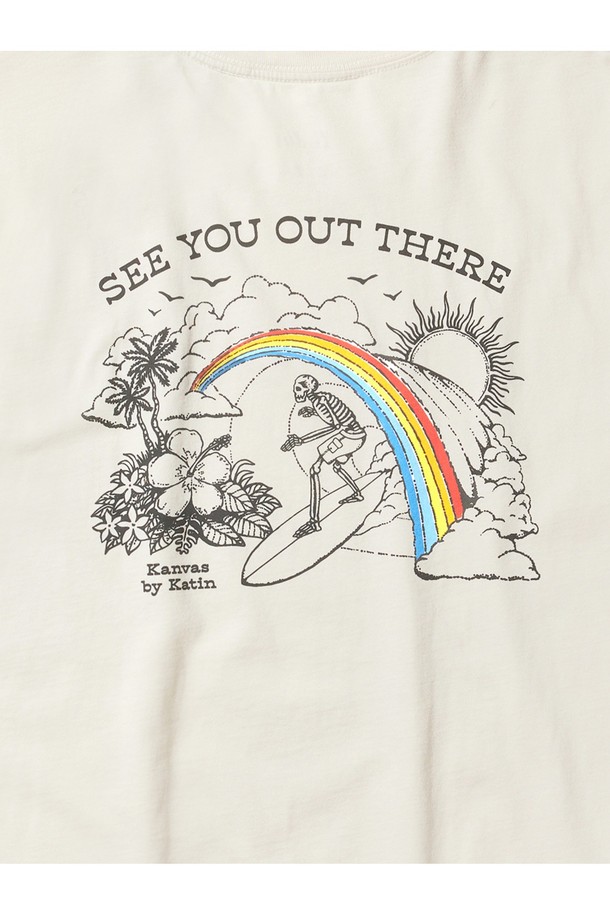 샹그릴라 티셔츠 - 빈티지 화이트는 오가닉 코튼 100% 소재로 제작되어 부드러운 착용감을 선사하며, 레귤러 핏으로 편안한 활동성을 보장합니다. 빈티지 화이트, 블랙, 샌드, 위시 등 다양한 컬러와 캐주얼한 스타일로 서핑 및 일상에서 폭넓게 활용 가능합니다. 일반 티셔츠보다 2-3cm 연장된 길이, 체인 스티치, 프린트 라벨 디테일로 디자인 완성도를 높였습니다.
