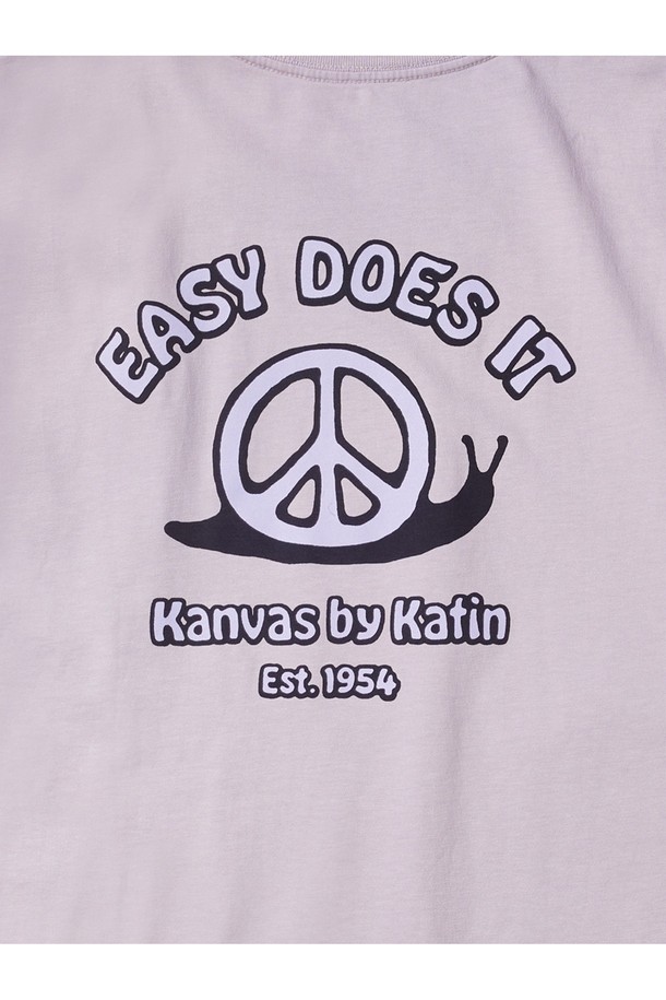 피그먼트 라이트 라벤더 컬러의 스네일 티셔츠는 오가닉 코튼 소재로 제작되어 부드러운 촉감을 선사하며, 일상복으로 활용하기 좋습니다. 70년대 핸드 페인팅 스네일 그래픽과 EASY DOES IT 문구가 캐주얼한 스타일을 더하며, 백넥 테이프 어깨라인 연장, 목 뒤 프린트 나염 처리 등의 디테일로 완성도를 높였습니다. 봄, 여름 시즌에 어울리는 반소매 기장의 라운드넥 티셔츠로, 체인스티치 봉제와 맞춤 염색 처리로 꼼꼼하게 제작되었습니다.
