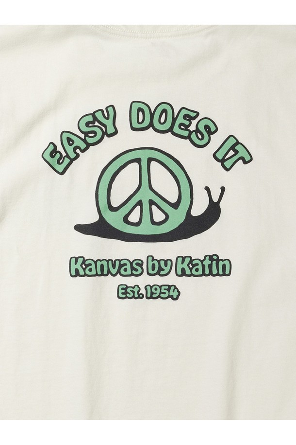 스네일 티셔츠 - 빈티지 화이트는 부드러운 촉감의 오가닉 코튼 100% 소재로 제작되어 편안한 착용감을 선사합니다. 70년대 스타일의 수작업 달팽이 그래픽과 "EASY DOES IT" 텍스트 프린트가 돋보이는 캐주얼 티셔츠로, 레귤러핏에 반소매 기장입니다. 일반 티셔츠보다 2-3cm 긴 총장과 어깨선까지 연장된 넥테이프, 체인스티치 봉제, 가먼트 다잉 처리로 완성도를 높였습니다.
