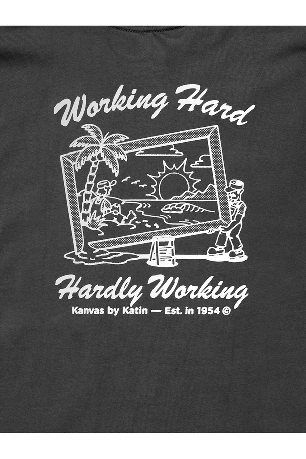 트라바호 피그먼트 블랙 워시 티셔츠는 남성용 캐주얼 티셔츠로, 봄, 여름에 착용하기 좋습니다. 면 소재의 레귤러핏 반소매 티셔츠로, 등판 네크라인 테이프 연장, 체인스티치 어깨 봉제, 프린트 라벨 등의 디테일이 돋보입니다. 일반 티셔츠보다 2-3cm 긴 총장으로 제작되어 편안한 착용감을 선사합니다.
