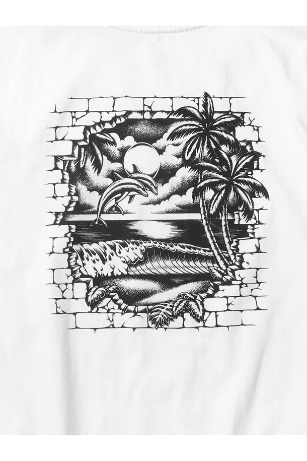 베니스 티셔츠 - 화이트는 유기농 코튼 100% 소재로 제작되어 부드러운 촉감을 선사하며, 캐주얼 및 스트릿 스타일을 연출하기에 좋습니다. 90년대 베니스 비치 타투 플래시 시트에서 영감을 받은 프린트 디자인과 레귤러핏, 라운드넥, 반소매 디자인으로 편안하게 착용할 수 있습니다. 어깨라인 연장을 위한 백넥 테이프, 목 뒤 프린트 나염 처리, 체인스티치 봉제, 일반 티셔츠보다 2-3cm 긴 총장이 특징입니다.
