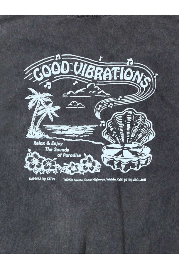 블랙 샌드 워시 컬러의 바이브레이션 티셔츠는 캐주얼한 스타일의 남성 반팔 티셔츠입니다. 면 소재, 레귤러핏으로 제작되었으며, LP 플레이어 모양의 조개 그래픽, GOOD VIBRATIONS 텍스트, 꽃무늬, 비치 팜트리 등 시원하고 감각적인 프린트가 특징입니다. 라운드넥에 목 부분 테이프 처리 및 체인 스티치, 프린트 라벨 디테일로 마감하여 서핑, 일상 등 다양한 용도로 봄, 여름 시즌에 활용하기 좋습니다.
