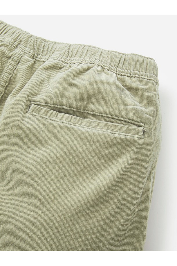 코듀로이 로컬 반바지 - 데저트 세이지는 남성용 반바지로, 봄, 여름 시즌 일상에서 편안하게 착용하기 좋습니다. 코듀로이, 면, 스판덱스 혼방 소재로 제작되었으며, 클래식한 레귤러핏과 무릎 위 기장으로 편안한 실루엣을 연출합니다. 데저트 세이지, 블랙 워시, 오버캐스트 실버 버치, 트레이드 윈드 웜 그레이 등 다양한 컬러 옵션으로 제공되며, 밴딩 처리되어 활동성을 더했습니다.
