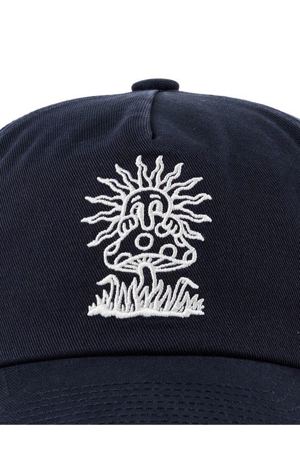 FUN GUY 네이비 스냅백은 면 소재로 제작되어 부드러운 촉감과 가벼운 착용감을 제공하며, 일상에서 편안하게 착용하기 좋습니다. 캐주얼한 스타일의 이 모자는 커스텀 그래픽 자수와 로고 패턴으로 포인트를 더했으며, 17cm의 모자 깊이로 안정감 있는 핏을 선사합니다. 봄, 여름 시즌에 어울리는 네이비 컬러의 스냅백으로, 강한 내구성을 갖춰 오랫동안 착용할 수 있습니다.
