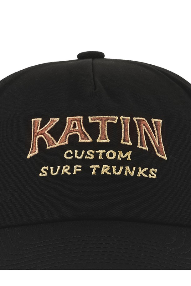 STADIUM 스냅백 - 블랙은 면 소재의 얇은 캔버스 원단으로 제작되어 봄, 여름철에 착용하기 좋은 모자입니다. 블랙 컬러에 로고 자수 디테일이 돋보이며, 모자 깊이 17cm, 뻣뻣한 촉감과 일반 챙 넓이로 제작되어 안정감 있는 착용감을 제공합니다. 뒷면의 스냅백 조절 기능으로 편안하게 착용할 수 있으며, 가볍고 심플한 디자인으로 일상에서 활용하기 좋습니다.
