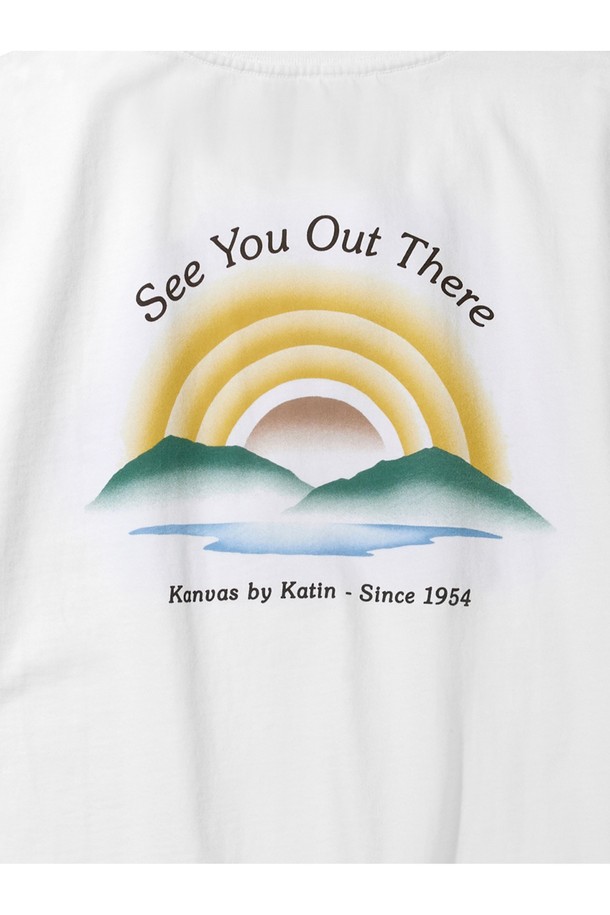 디스턴스 화이트 티셔츠는 70년대 에어브러시 서프보드 디자인에서 영감을 받은 캘리포니아 풍경 프린트가 돋보이는 남성용 티셔츠입니다. 부드러운 촉감의 오가닉 코튼 소재로 제작되었으며, 일반 티셔츠보다 2~3cm 긴 롱 기장으로 캐주얼한 스타일을 연출합니다. 어깨 체인스티치, 프린트 라벨 디테일이 돋보이며, 흡습 기능으로 서핑 및 일상생활에서 편안하게 착용할 수 있습니다.
