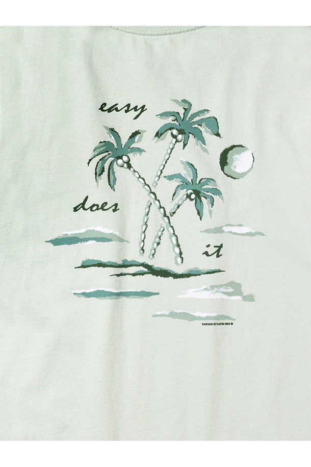 아루바 씨폼 티셔츠는 부드러운 유기농 코튼 소재의 롱 기장 반팔 티셔츠입니다. 씨폼 컬러와 피그먼트 블루 컬러로 출시되었으며, 캐주얼한 스타일로 서핑 및 일상에서 편안하게 착용할 수 있습니다. 어깨 라인까지 연장된 백넥 테이프 처리, 목 뒤 프린트 나염, 체인스티치 봉제, 일반 티셔츠보다 긴 총장으로 디자인의 완성도를 높였습니다.
