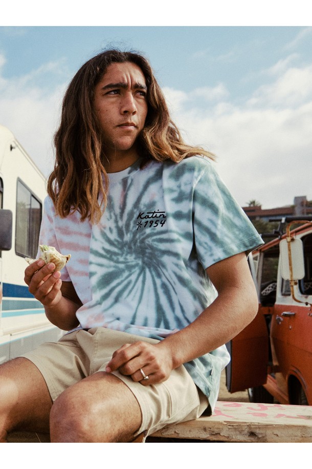 틸, 핑크, 화이트 색상으로 제공되는 GOLDEN GUY 반팔 티셔츠는 남성용 캐주얼 스타일의 상의입니다. 면 소재로 제작되었으며, 타이다이 패턴과 위트있는 그래픽 프린팅이 돋보이는 디자인이 특징입니다. 스탠다드 핏의 라운드넥, 반소매 디자인으로 봄, 여름철 일상복으로 편안하게 착용하기 좋습니다.
